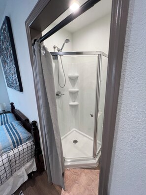 Haartrockner, Handtücher, Seife, Toilettenpapier