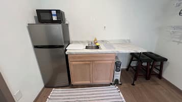 Jääkaappi, mikroaaltouuni, kahvin-/teenkeitin