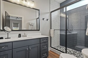 Douche, séchoir à cheveux, serviettes fournies, savon