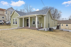 Exterior - Stunning 3BR Cottage, Fire Pit, Near Horse Park, Walkable to Downtown (Georgetown)