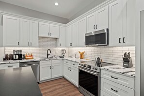 Een koelkast, een microgolfoven, een oven, een kookplaat