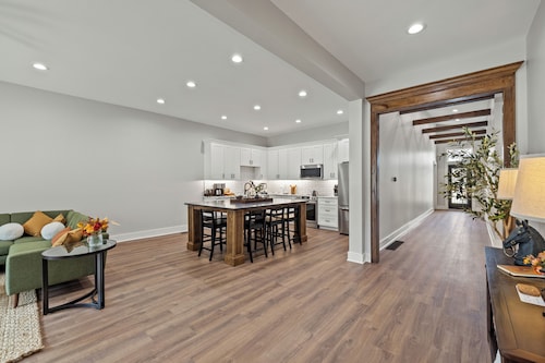 Stunning 3BR Cottage, Fire Pit, Near Horse Park, Walkable to Downtown