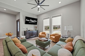 Smart TV, video games - Stunning 3BR Cottage, Fire Pit, Near Horse Park, Walkable to Downtown (Georgetown)