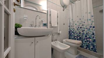 Dusche, Haartrockner, Bidet, HandtĂŒcher