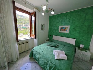 2 chambres, coffres-forts dans les chambres, fer et planche à repasser