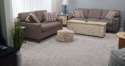 Cozy refreshed 2-bedroom bungalow with AC, WiFi in historic Pipestone, MN