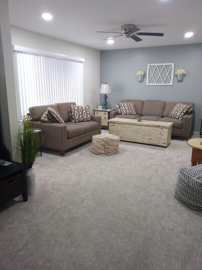 Cozy refreshed 2-bedroom bungalow with AC, WiFi in historic Pipestone, MN