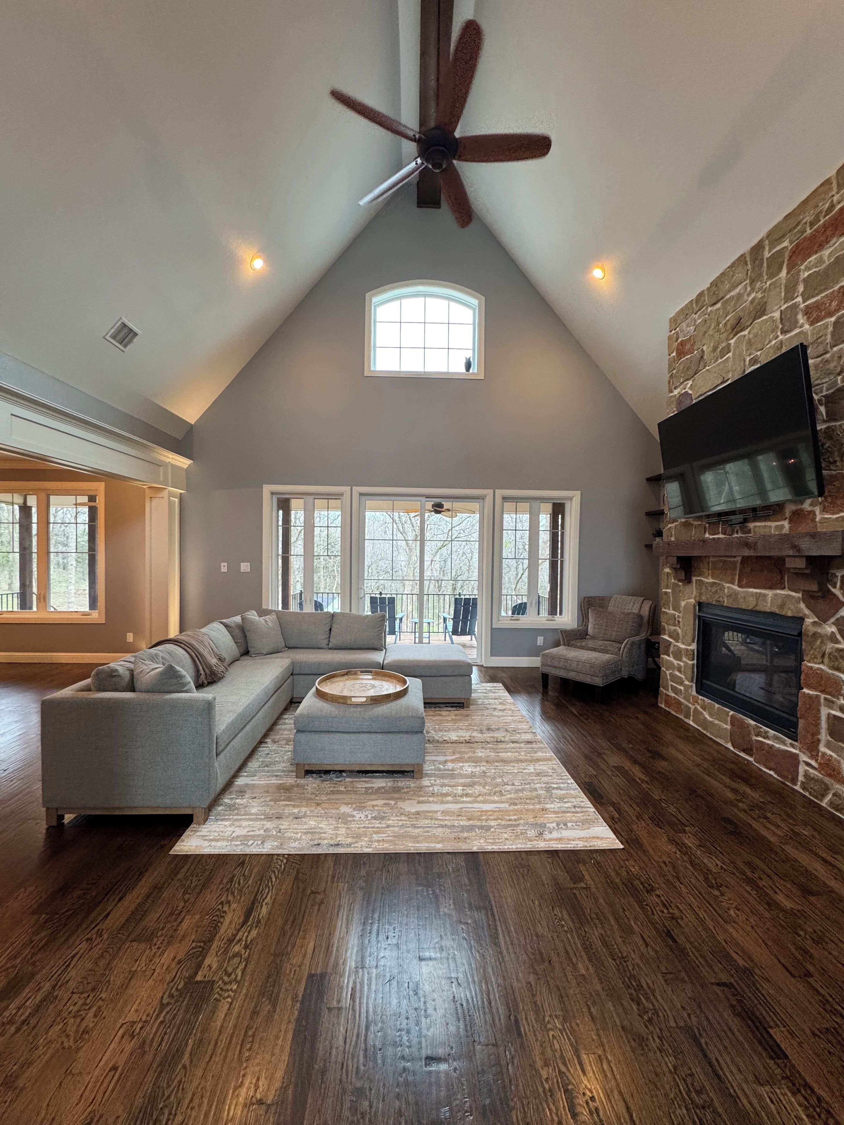 Televisión, chimenea y estéreo 