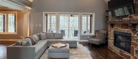 Télévision, cheminée, chaîne hi-fi