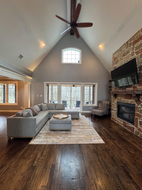 TV, fireplace, stereo - Coral Cove: Luxury Lake Retreat with Nature Views and Hot Tub (Oak Point)