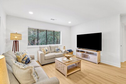 Beautiful 4-bedroom condo in South Forest Beach, minutes from the ocean