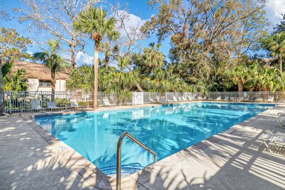 Beautiful 4-bedroom condo in South Forest Beach, minutes from the ocean