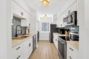 Fridge, microwave, oven, stovetop - Beautiful 4-bedroom condo in South Forest Beach, minutes from the ocean (Hilton Head Island)