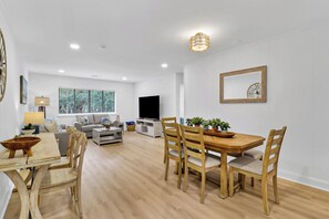 Smart TV - Beautiful 4-bedroom condo in South Forest Beach, minutes from the ocean (Hilton Head Island)