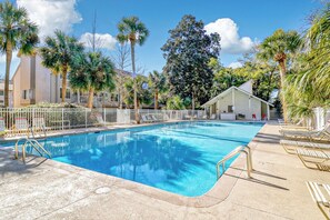 Pool - Coastal 4BR Oasis: Close to the Beach & Coligny Plaza (Hilton Head Island)