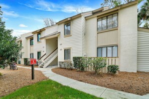 Exterior - Coastal 4BR Oasis: Close to the Beach & Coligny Plaza (Hilton Head Island)