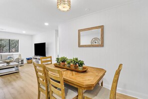 Dining - Coastal 4BR Oasis: Close to the Beach & Coligny Plaza (Hilton Head Island)