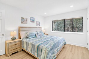 4 bedrooms, free WiFi, bed sheets - Coastal 4BR Oasis: Close to the Beach & Coligny Plaza (Hilton Head Island)