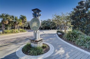 Property grounds - Beautiful 4-bedroom condo in South Forest Beach, minutes from the ocean (Hilton Head Island)
