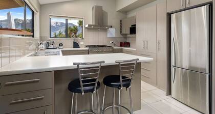 Rural, idyllic, and 360 degree views! Spacious and only 15 minutes from Wanaka.