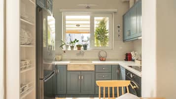 Fridge, microwave, oven, coffee/tea maker