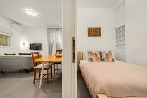 1 chambre, fer et planche à repasser
