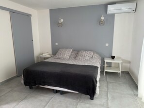 4 bedrooms, desk, iron/ironing board, travel crib