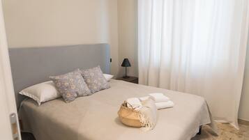 3 habitaciones, escritorio y tabla de planchar con plancha