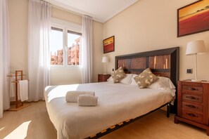 2 slaapkamers, een bureau, een strijkplank/strijkijzer, wifi