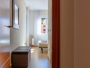 2 عدّة غرف نوم ومكتب ومكواة/لوح كي وواي فاي