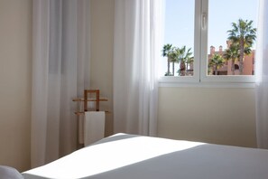 2 bedrooms, desk, iron/ironing board, WiFi