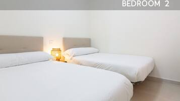 2 slaapkamers, een bureau, een strijkplank/strijkijzer, wifi