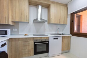 Frigorífico, microondas, horno y placa de cocina