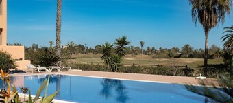 Serene Escape Near the Sea Pool and Private Parking