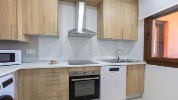 Frigorífico, microondas, horno y placa de cocina