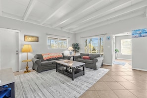 Smart TV, books - Lobster Louie's Inn - Cozy 2/1 Mins from Beaches. Fenced yard. Pet Friendly. (Sarasota)