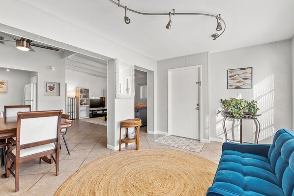 Smart TV, books - Lobster Louie's Inn - Cozy 2/1 Mins from Beaches. Fenced yard. Pet Friendly. (Sarasota)