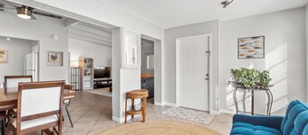 Lobster Louie's Inn - Cozy 2/1 Mins from Beaches. Fenced yard. Pet Friendly.