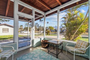 Interior - Lobster Louie's Inn - Cozy 2/1 Mins from Beaches. Fenced yard. Pet Friendly. (Sarasota)