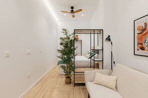Escritorio, tabla de planchar con plancha, wifi y ropa de cama 