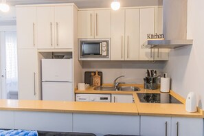 Réfrigérateur, micro-ondes, four, cafetière/bouilloire