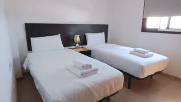 2 slaapkamers, een bureau, een strijkplank/strijkijzer, wifi