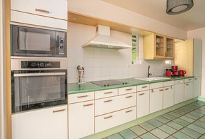 Frigorífico, microondas, horno y placa de cocina