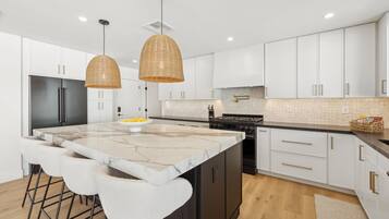 Een koelkast, een magnetron, een oven, een kookplaat