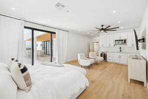 4 室のベッドルーム、セーフティボックス (室内)、デスク、アイロン / アイロン台