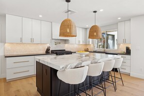 冷蔵庫、電子レンジ、オーブン、コンロ