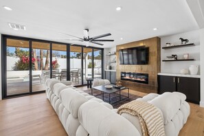 スマートテレビ、暖炉、テレビゲーム