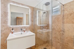 Shower, hair dryer, towels - Hoedic (Le Diamant)