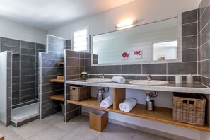 Shower, hair dryer, towels - On the Rock (Le Diamant)