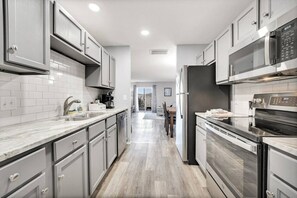 Fridge, microwave, oven, stovetop - Casa Bonita Azul | 3 bedroom | 2 bath | Sleeps 8 (Branson)